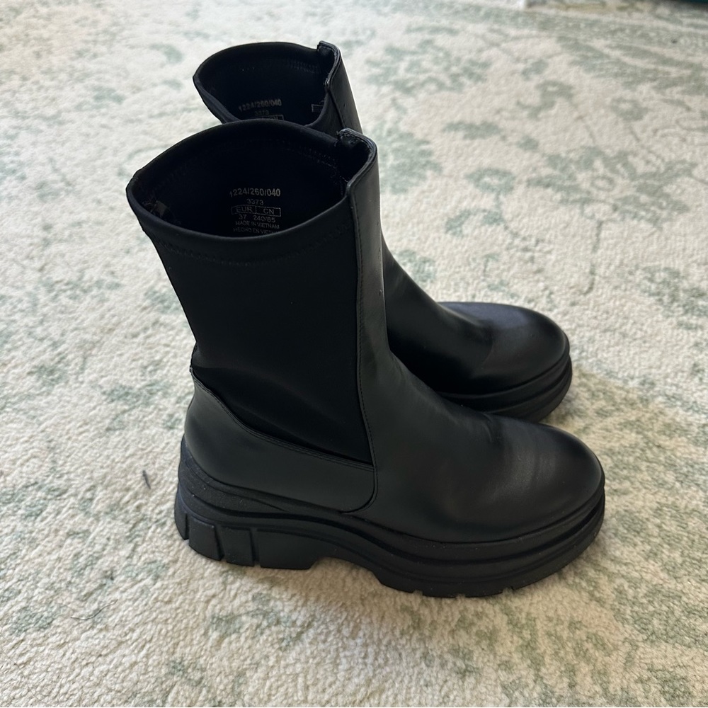 Bershka Flat Ankle Contrasting Boots